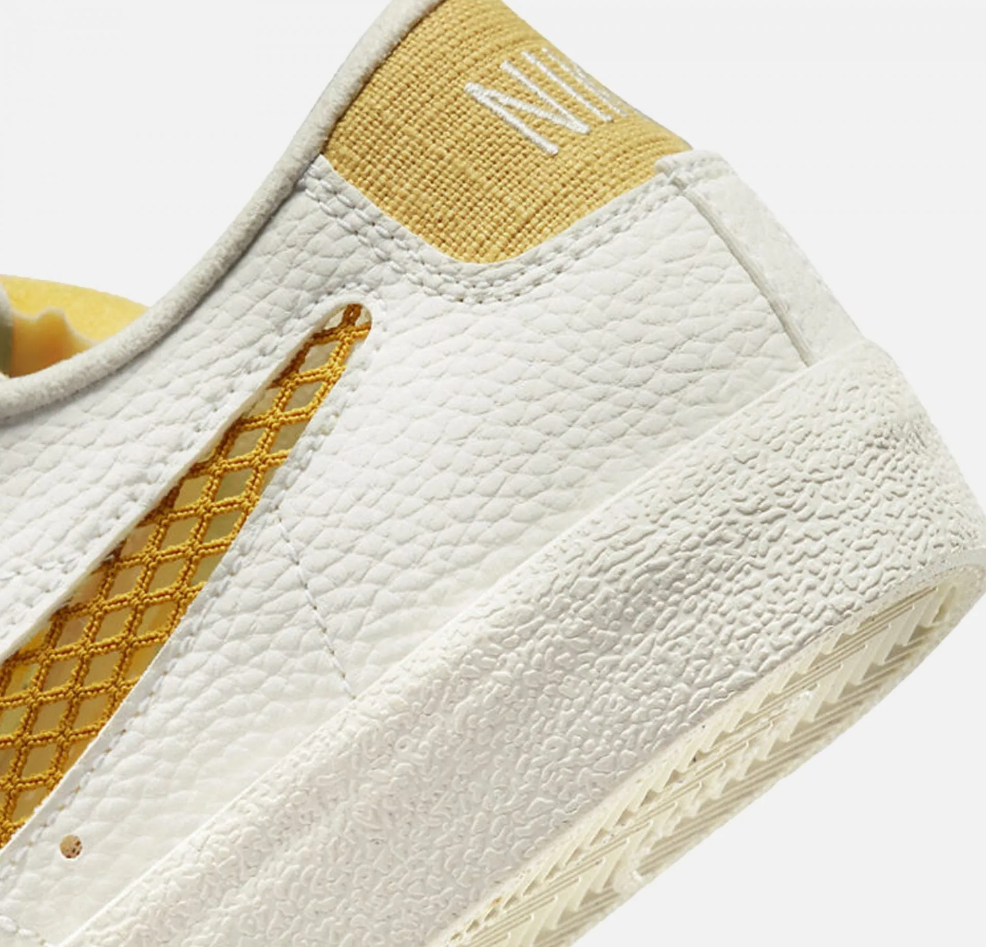 Nike | BLAZER LOW '77 SE NEXT NATURE { SAIL / SANDED GOLD