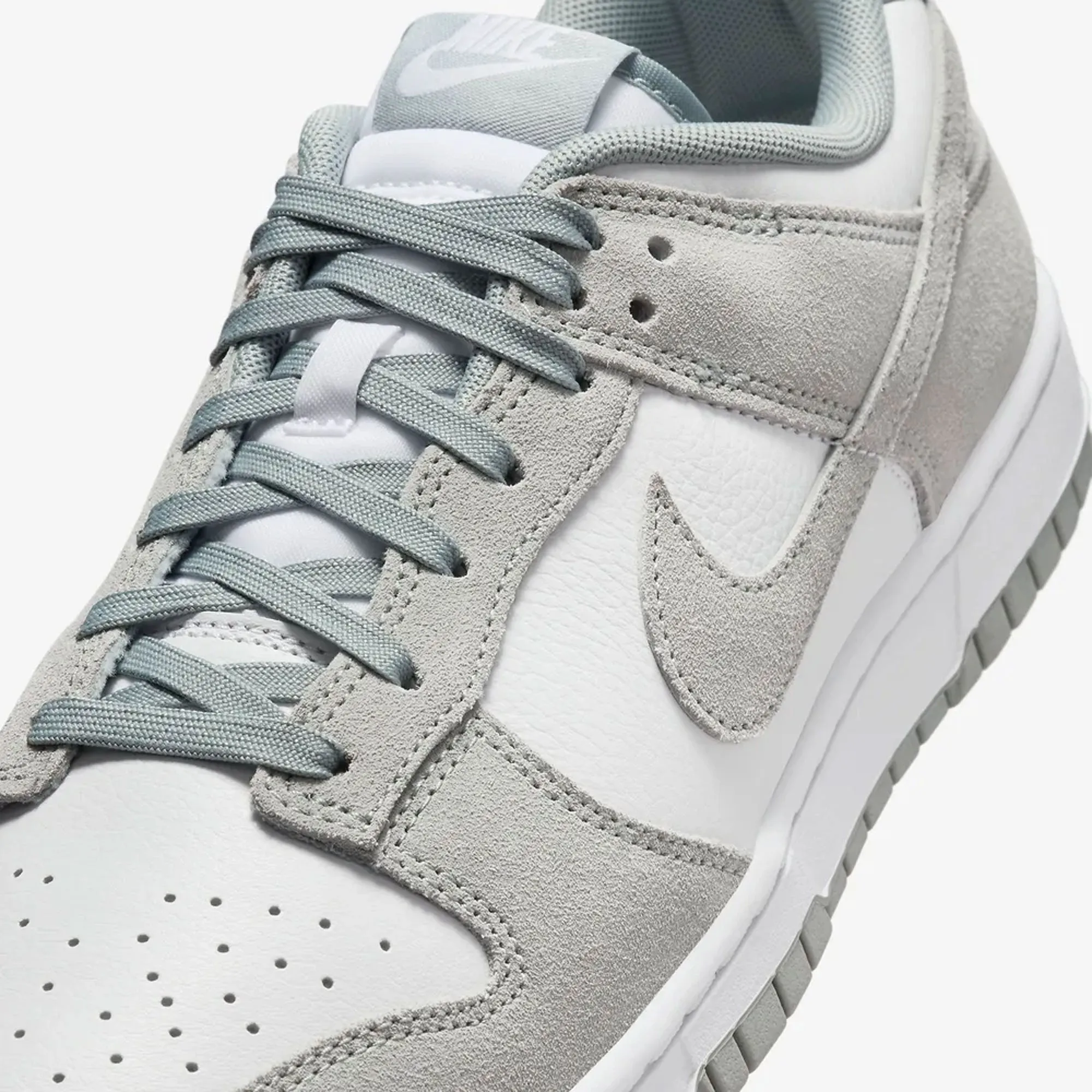 NIKE | DUNK LOW RETRO { WHITE/LIGHT PUMICE